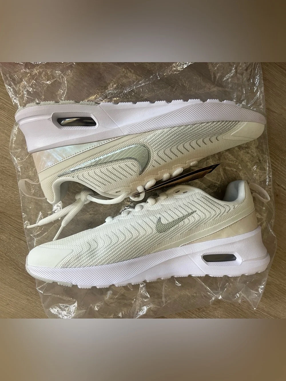 Women’s Size 10 Nike Air Max Athletic Sneakers. White/Beige/Silver.